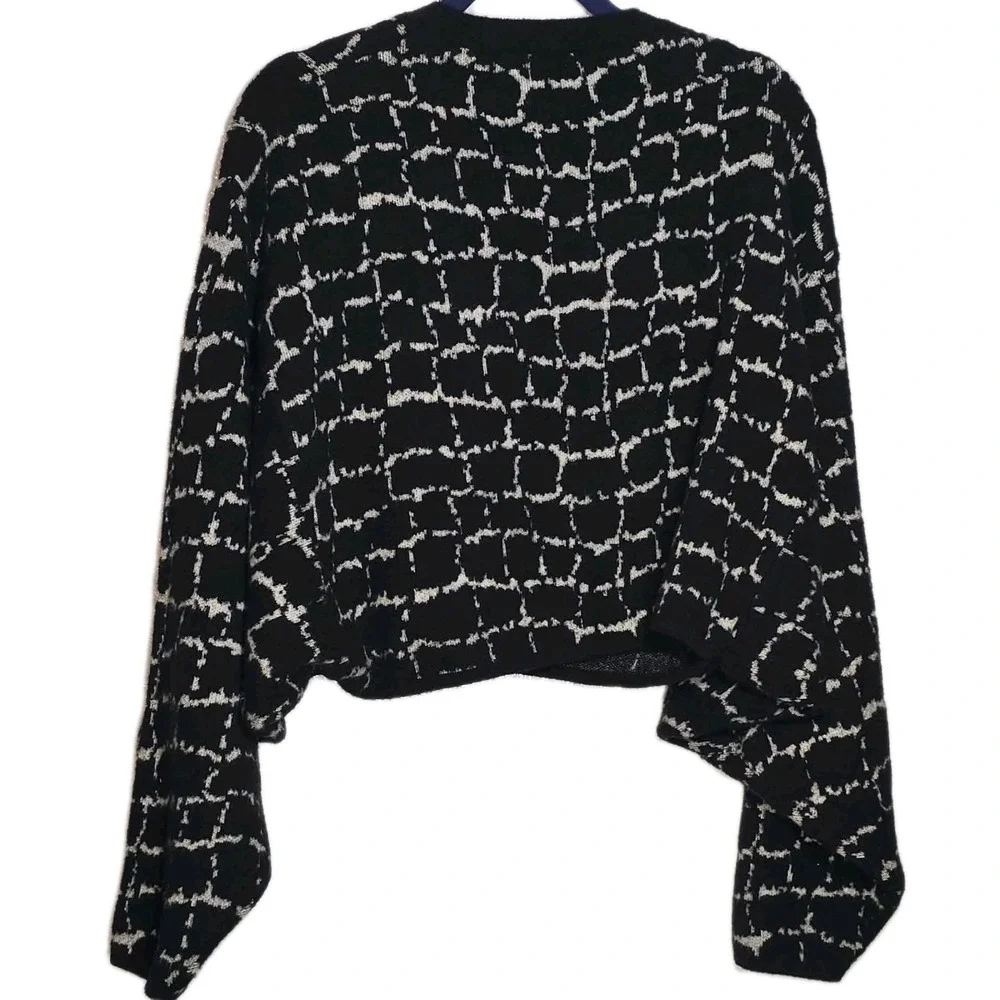 Kerisma Black White Cropped Sweater OS GUC Cozy Chic Boho‎ 🖤✨